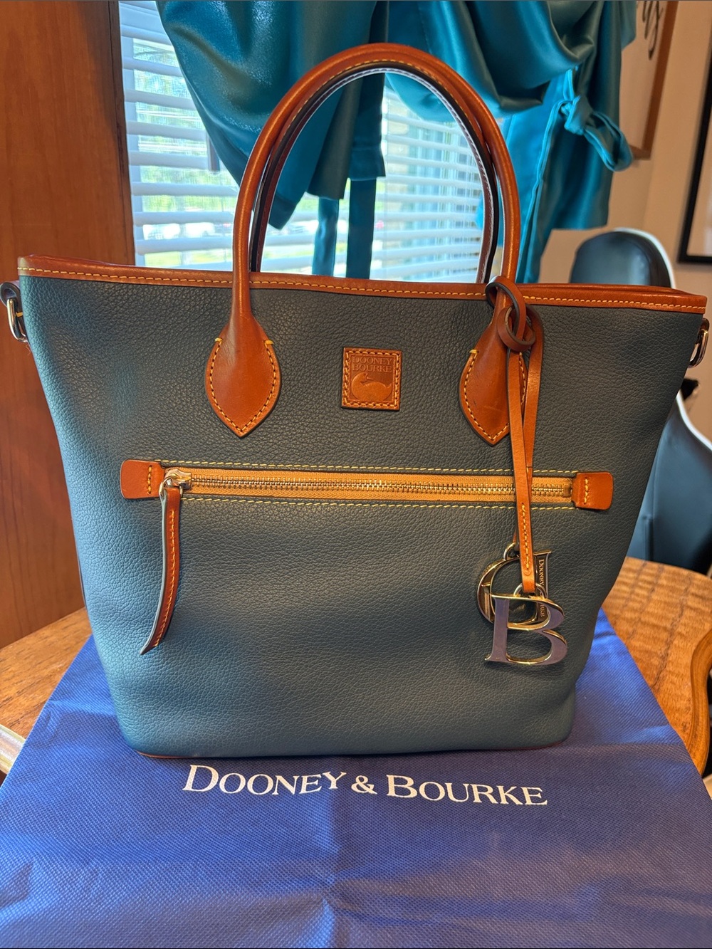 EUC Dooney & Bourke pebble leather handle tote